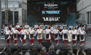 Svi plešemo-srce igrom darujemo!