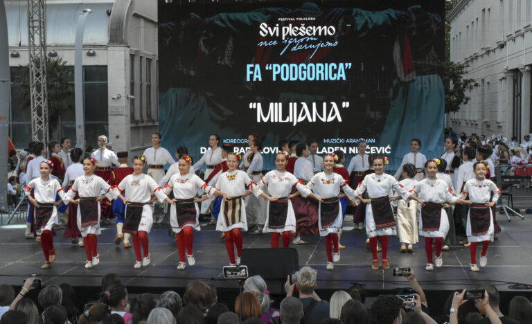 Svi plešemo-srce igrom darujemo!